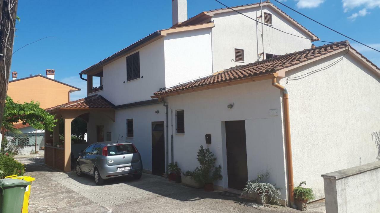 Lili Apartment Ровин Екстериор снимка