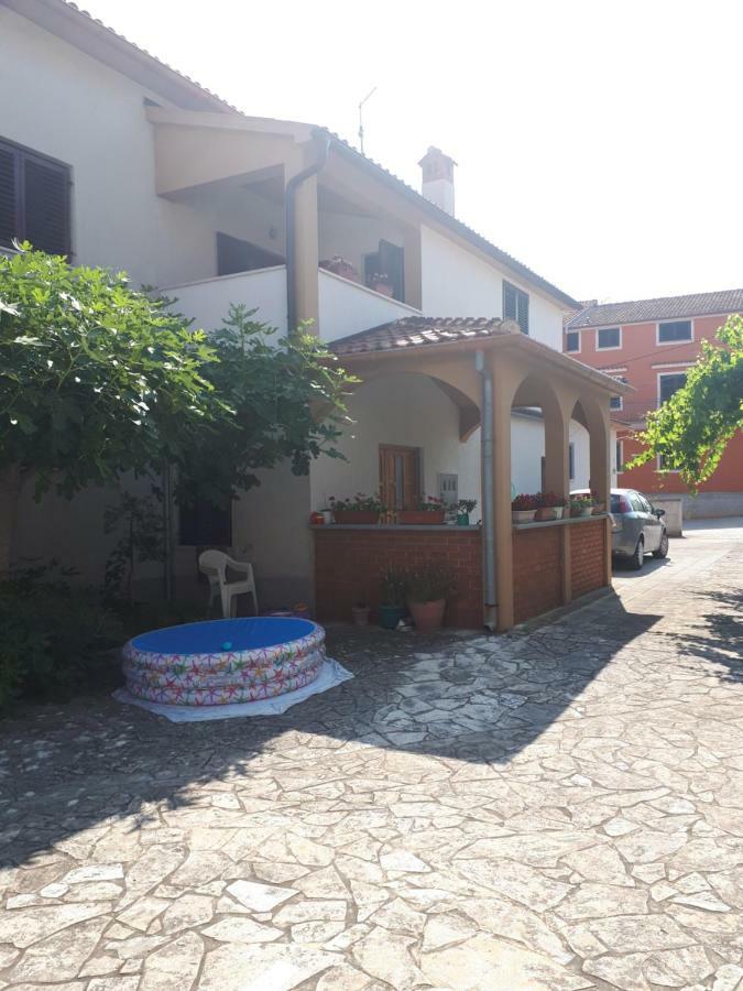 Lili Apartment Ровин Екстериор снимка