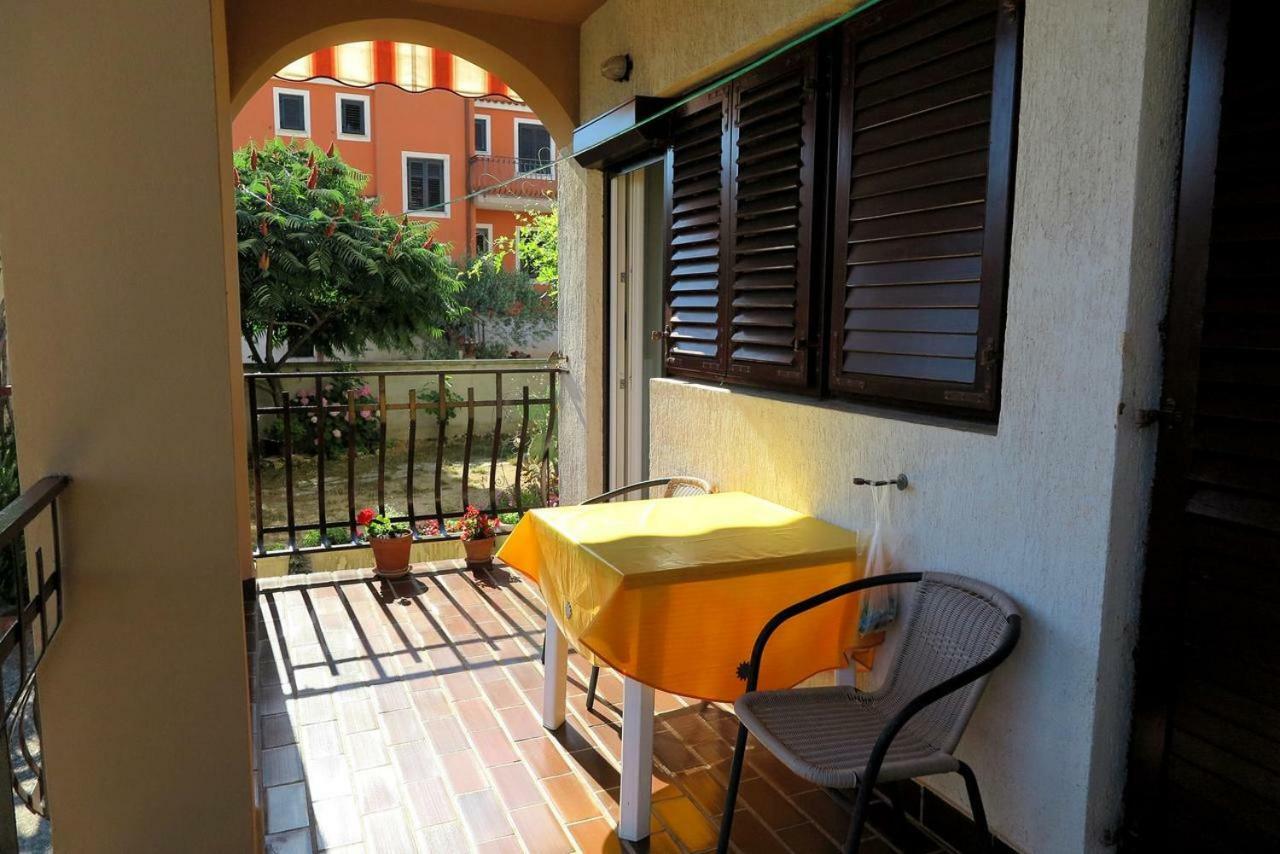 Lili Apartment Ровин Екстериор снимка
