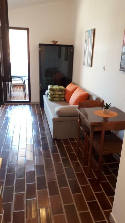 Lili Apartment Ровин Екстериор снимка