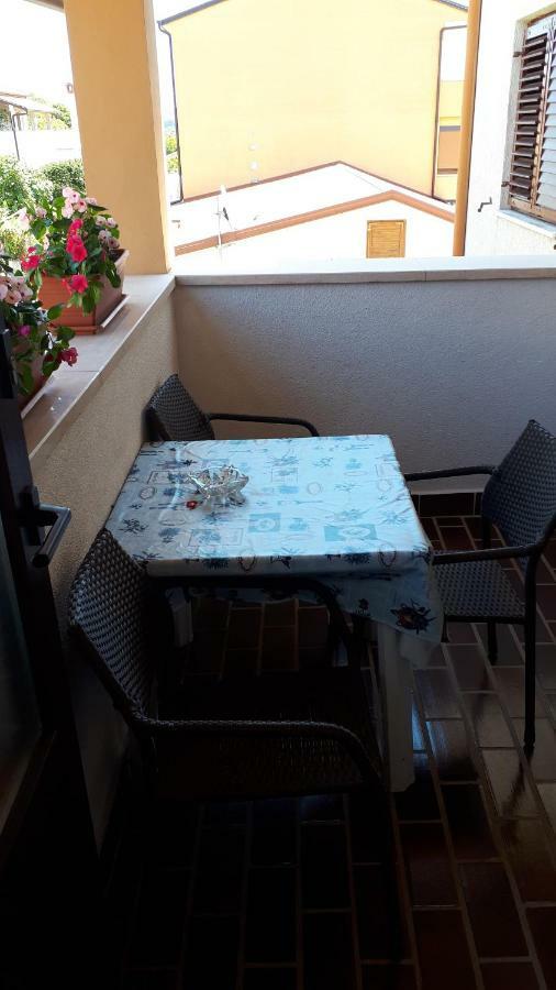 Lili Apartment Ровин Екстериор снимка