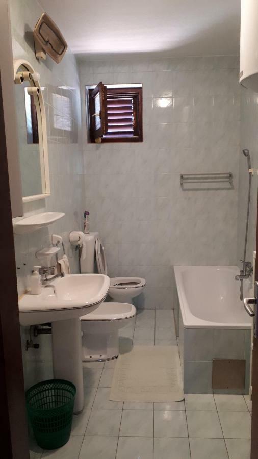 Lili Apartment Ровин Екстериор снимка