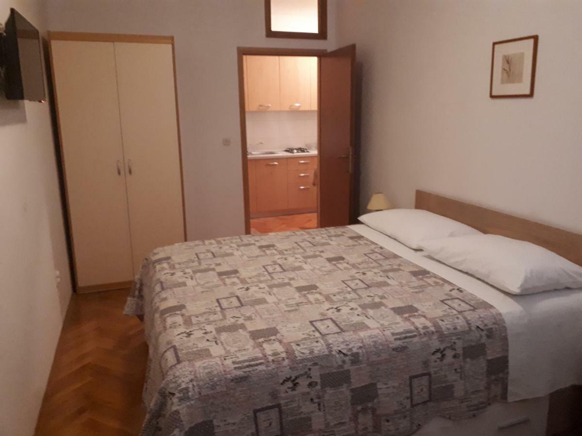 Lili Apartment Ровин Екстериор снимка