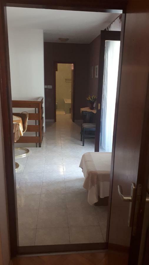 Lili Apartment Ровин Екстериор снимка