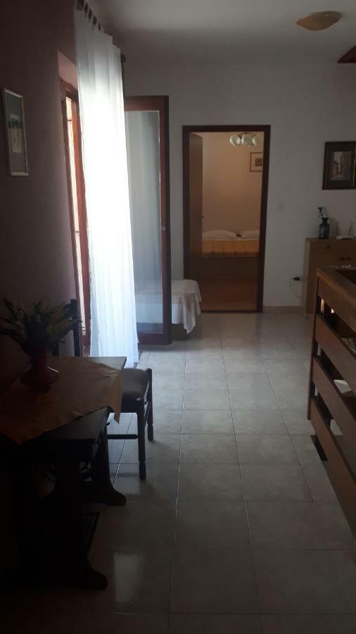 Lili Apartment Ровин Екстериор снимка